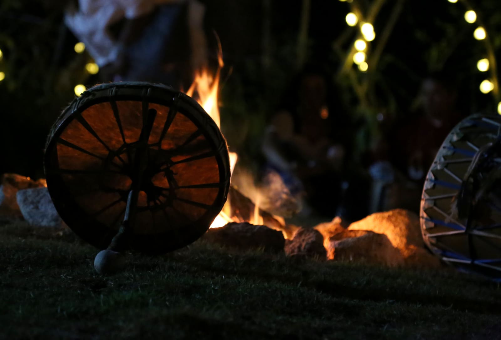 Tambor xamânico ao lado do fogo durante uma cerimônia noturna nas Terras de Anahí