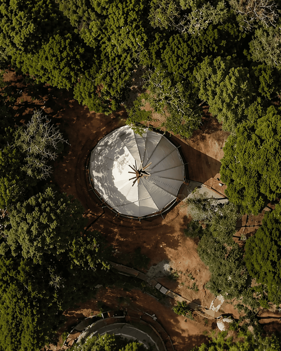 Vista aérea da tipi das Terras de Anahí em meio à mata